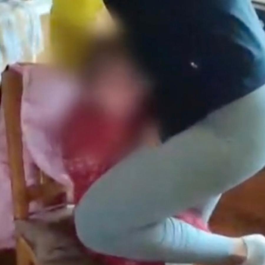 A hajánál fogva rángatta, majd rá is térdelt 2 éves kislányára egy baranyai anyuka